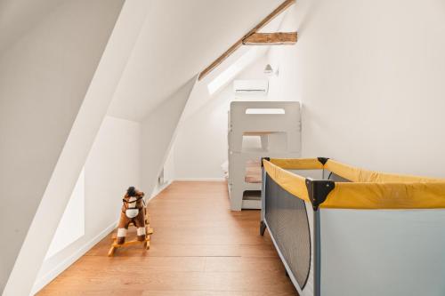 a small room with a bed and a bunk bed at Maison de campagne Rennes Parc Expo in Mordelles