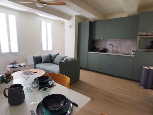 un salon avec une table et un canapé dans l'établissement Confortable et cosy appartement en centre-ville, à Aix-en-Provence