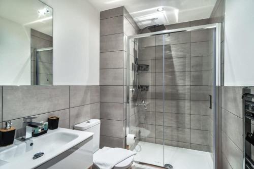 ein Bad mit einer Dusche, einem WC und einem Waschbecken in der Unterkunft Smart 1 Bed Old Trafford Apartment in Manchester