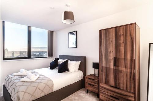 En eller flere senge i et værelse på StayZeni, Alexandra Rise Manchester 2 Bed Flat
