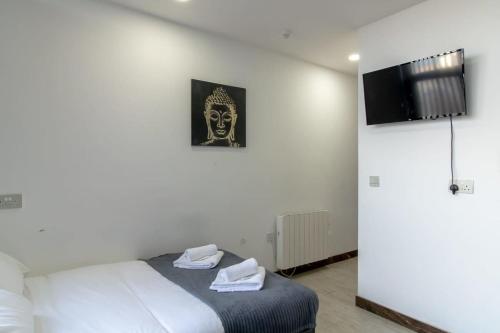 a bedroom with a bed with a skull picture on the wall at Cosy Budget Sunderland Studio with Great Views in Sunderland