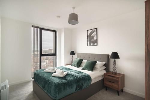 ein Schlafzimmer mit einem großen Bett und einem Fenster in der Unterkunft Smart 1 Bedroom Apartment in Central Preston in Preston