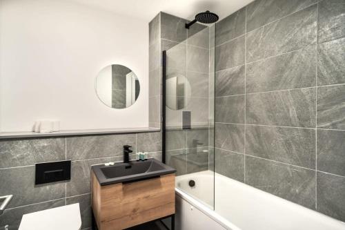 ein Badezimmer mit einem Waschbecken, einem WC und einer Badewanne in der Unterkunft Smart 1 Bedroom Apartment in Central Preston in Preston