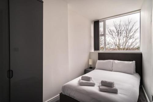 Postelja oz. postelje v sobi nastanitve Spacious 2 Bed Apartment in Waterloo Liverpool