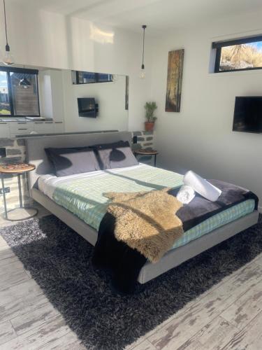 Un dormitorio con una cama grande con una manta. en Simply Stunning Studio 2, en Lake Tekapo