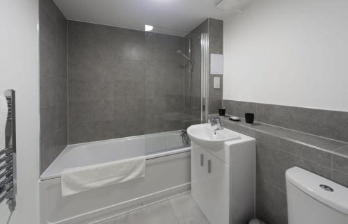 Et badeværelse på Modern and Bright 2 Bed Apartment in Ashford