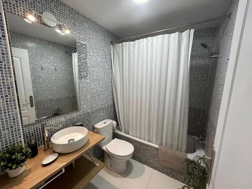 La salle de bains est pourvue de toilettes, d'un lavabo et d'une douche. dans l'établissement Las Castillas, à Jumilla