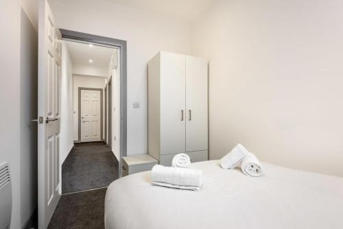 מיטה או מיטות בחדר ב-Lovely 1 Bed Budget Apartment in Central Doncaster