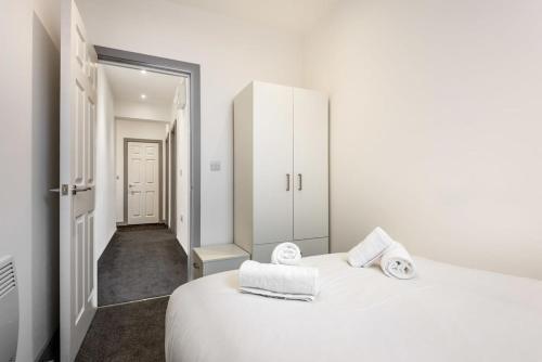 เตียงในห้องที่ Lovely 1 Bed Budget Apartment in Central Doncaster