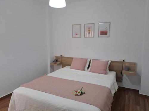 una camera da letto con un grande letto con cuscini rosa di Las Castillas a Jumilla