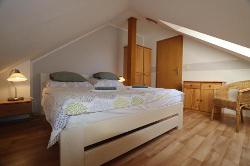 フリンブルクにあるPension Terezkaのベッドルーム1室(白い掛け布団付きのベッド1台付)