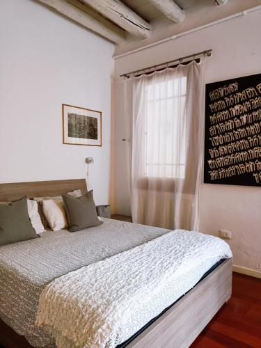 ein Schlafzimmer mit einem großen Bett und einem Fenster in der Unterkunft Wine house in Padua