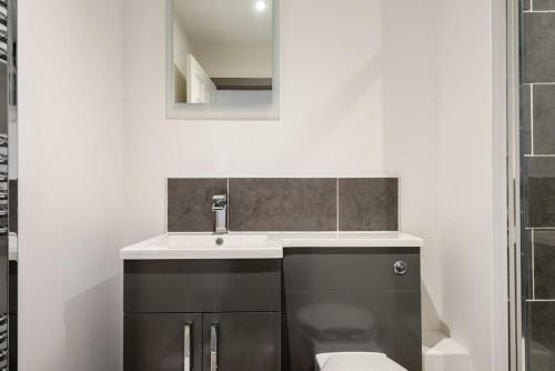 y baño con lavabo y aseo. en Contemporary 1 Bedroom Apartment in Central Hull, en Hull