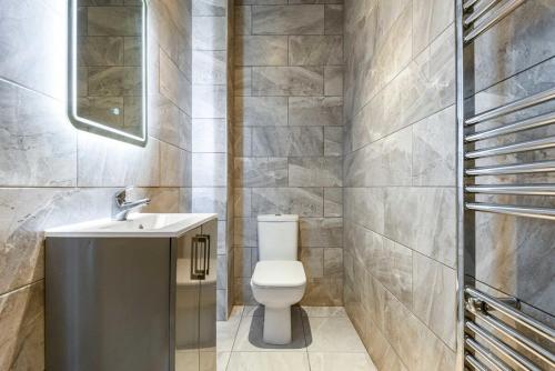 Contemporary 1 Bed Budget Apartment in Darlington tesisinde bir banyo