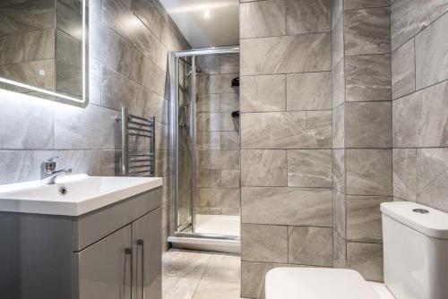 ein Bad mit einem WC, einem Waschbecken und einer Dusche in der Unterkunft Lovely 1 Bed Budget Apartment in Central Darlington in Darlington