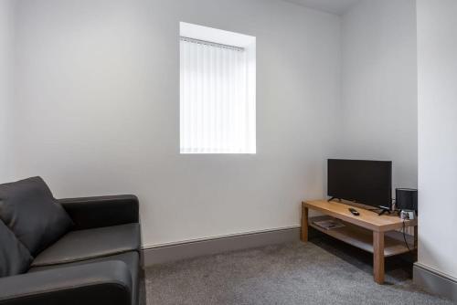 sala de estar con sofá y TV en Modern 1 Bed Budget Apartment in Darlington en Darlington