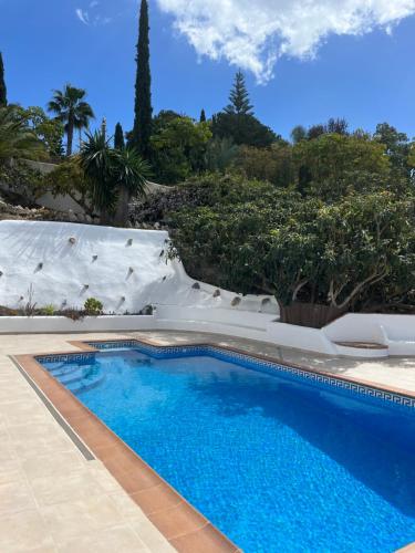 una piscina en un patio en Casa Fermata Apartment and Studio, en Jete