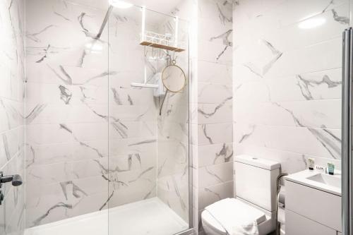 een witte badkamer met een douche en een toilet bij Modern 2 Bed Apartment in Waterloo Liverpool in Liverpool