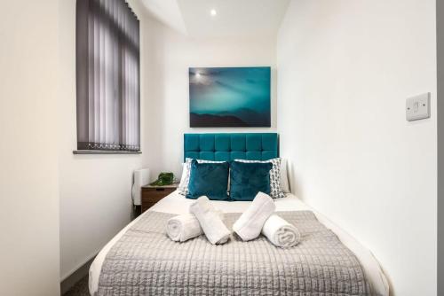 En eller flere senge i et værelse på 1 Bedroom Budget Apartment in Central Doncaster