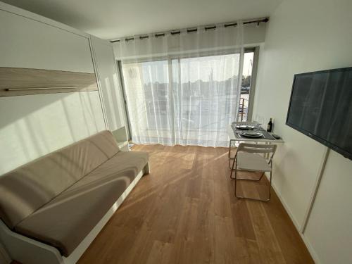 Μια τηλεόραση ή/και κέντρο ψυχαγωγίας στο Studio Quai Loti