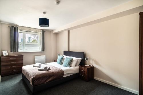 - une chambre avec un lit et une fenêtre dans l'établissement Bright & Modern 2 Bed Apartment in Manchester, à Manchester
