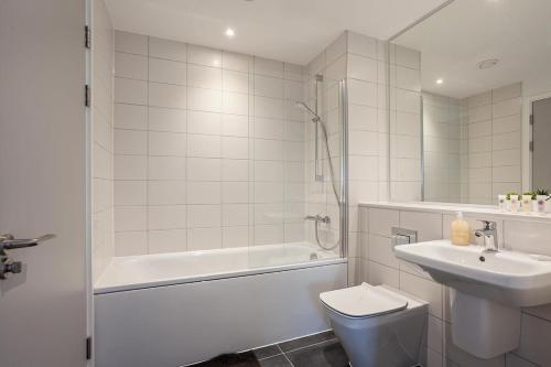 La salle de bains est pourvue d'une baignoire, de toilettes et d'un lavabo. dans l'établissement Spacious 2 Bed Apartment in Central Manchester, à Manchester