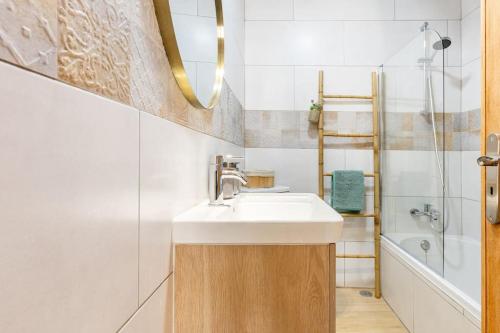 a bathroom with a white sink and a tub at Casinha da Jade in Albufeira