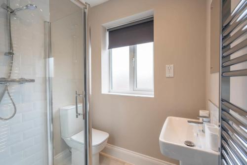 a bathroom with a toilet and a sink and a shower at Cosy 3 Bedroom Home in Birmingham with Garden in Birmingham