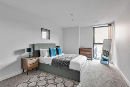 1 dormitorio con 1 cama con almohadas azules en Bright 1 Bedroom Apartment, Central Birmingham, en Birmingham