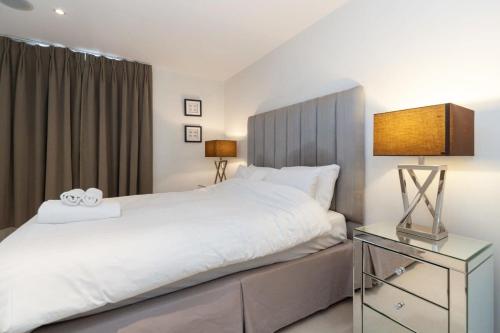 Spacious and Modern 1 Bedroom Apartment in Chelsea tesisinde bir odada yatak veya yataklar