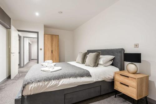 En eller flere senger på et rom på Modern 3 Bed Budget Apartment in Central Doncaster