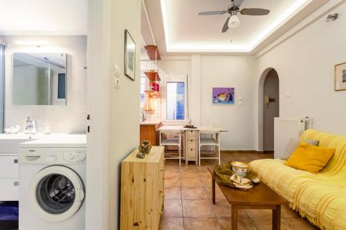 uma cozinha e uma sala de estar com uma máquina de lavar roupa em Athens Perfect Spot - Zografou Cozy Home em Atenas