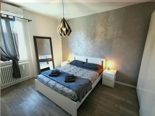 una camera con un letto e uno specchio di Bologna Holiday House a Bologna