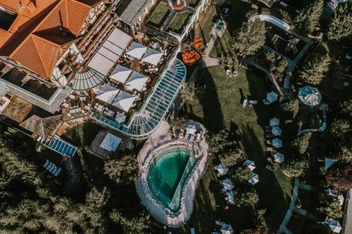 eine Aussicht auf einen Pool in einem Resort in der Unterkunft Hotel Oberforsthof in St. Johann im Pongau