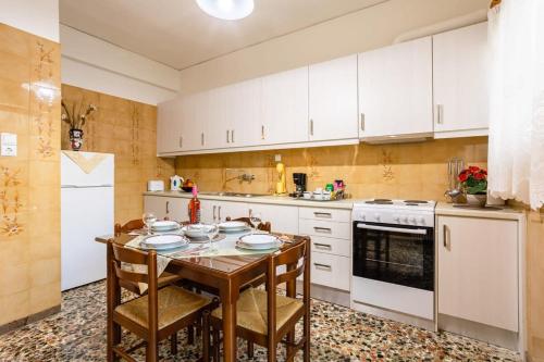 Seaside Family Haven - Avia's Spacious Getawayにあるキッチンまたは簡易キッチン