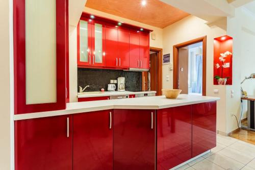 Kuchyňa alebo kuchynka v ubytovaní Athens Strawberry Hideaway - City Cozy Gem
