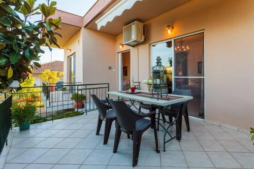 Fotografie z fotogalerie ubytování Stylish Seaside Home - Fully Equipped, big terrace v destinaci Kalamata