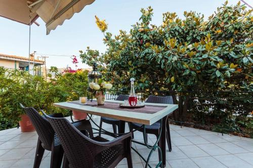 Fotografie z fotogalerie ubytování Stylish Seaside Home - Fully Equipped, big terrace v destinaci Kalamata