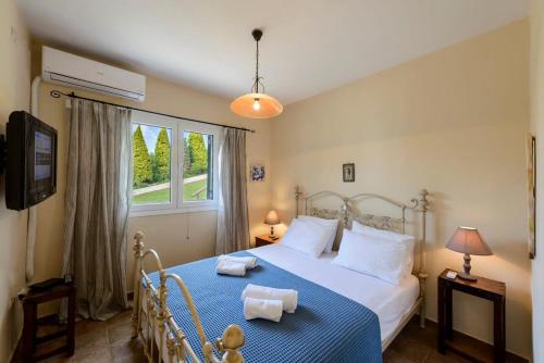 Posteľ alebo postele v izbe v ubytovaní Porto Cheli Panoramic Poolside Getaway