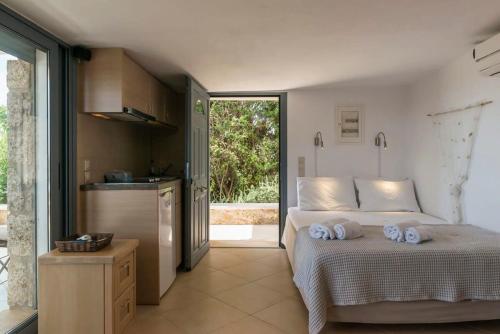 Kuchyň nebo kuchyňský kout v ubytování Porto Cheli Studio - Poolside Lux Getaway