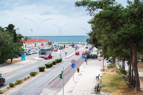 een drukke straat met auto's en verkeersborden bij Paralion Town Apartments in Alexandroupoli