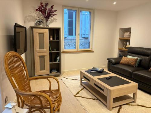 ein Wohnzimmer mit einem Sofa und einem Couchtisch in der Unterkunft La Tournelle in Langres
