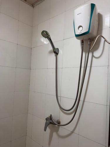 La salle de bains est pourvue d'une douche avec un pommeau de douche. dans l'établissement ROYAL HOTEL, à Djouba