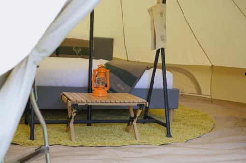 pokój z łóżkiem i stołem w namiocie w obiekcie Camp Pera w mieście Täsch