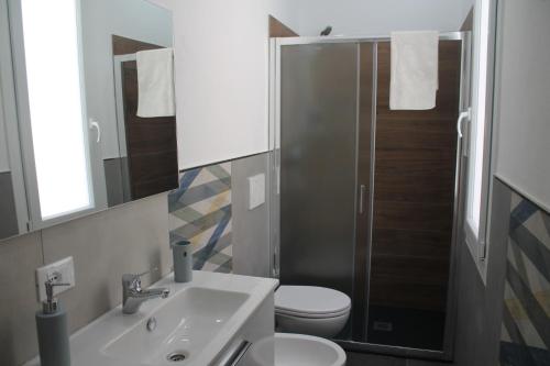 uma casa de banho com um WC, um lavatório e um chuveiro em Rachele Guest House La Spezia em La Spezia