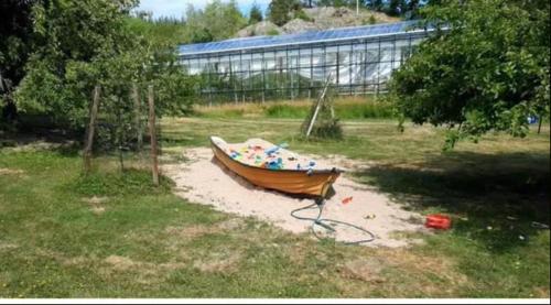 a small boat sitting in the sand in a yard at Gryts Skägårdscafe & Restaurang in Gryt