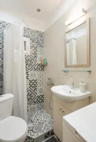Private Pristine Balcony Home- Heart of the Center