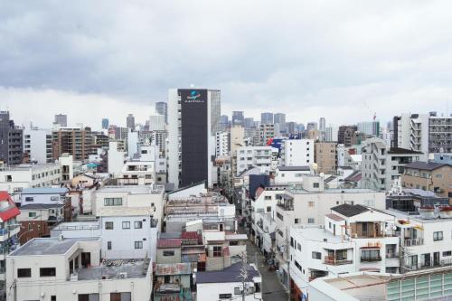 - une vue sur une ville avec de grands bâtiments dans l'établissement The Peak Chiyozaki, à Osaka
