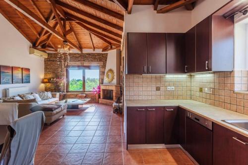 Kotrónion的住宿－Mani's Aura Seaside-Spacious Summer Retreat，一间带棕色橱柜的厨房和一间客厅