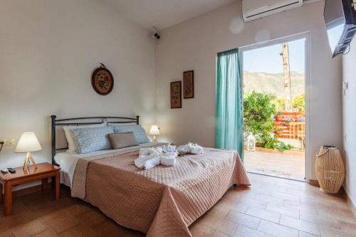 Foto Summer Rose Garden Getaway - A step to the Beach 3